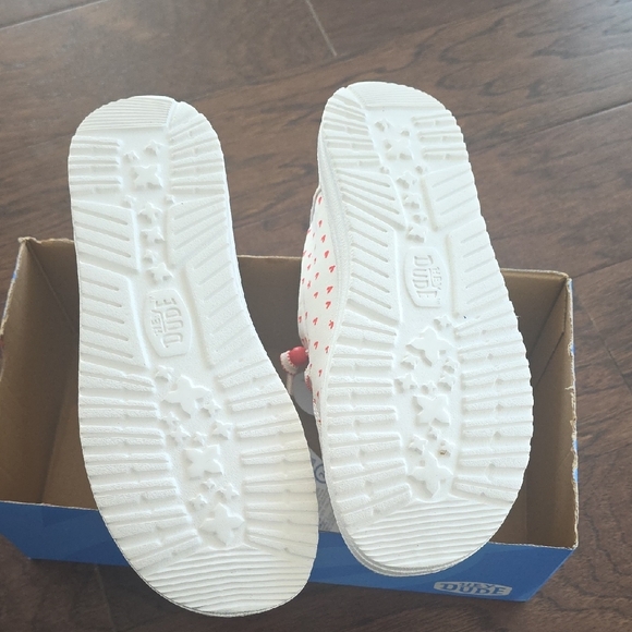 Hey Dude  Womens  - White with Red Hearts - Picture 6 of 8